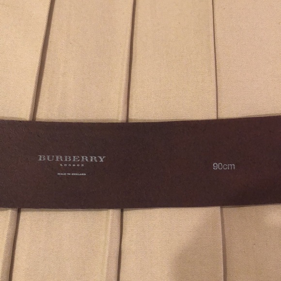 Burberry pleated skirt with belt - Picture 11 of 11